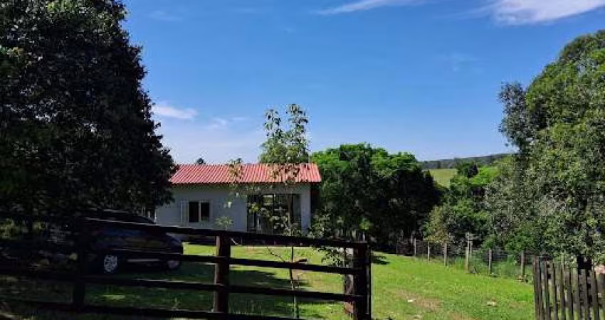 Casa Aconchegante com Grande Terreno e Vagas no Bairro Condado Del Rey