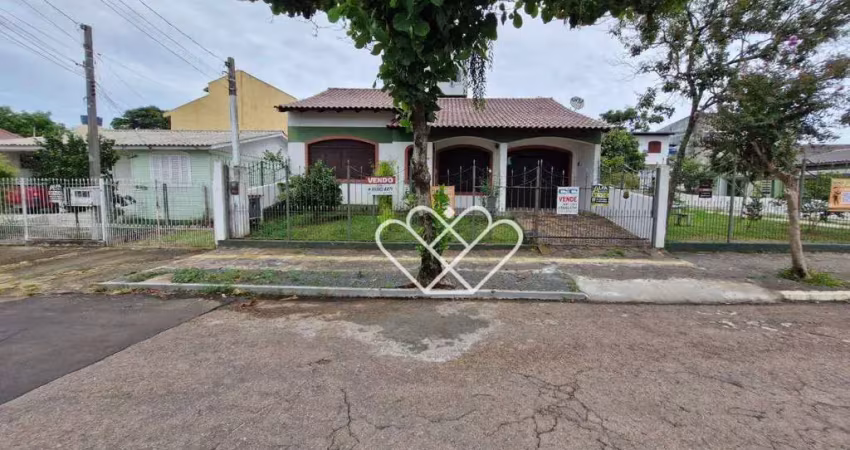 Casa com 3 dormitórios, quintal e 2 vagas cobertas - conforto e lazer ao seu redor!