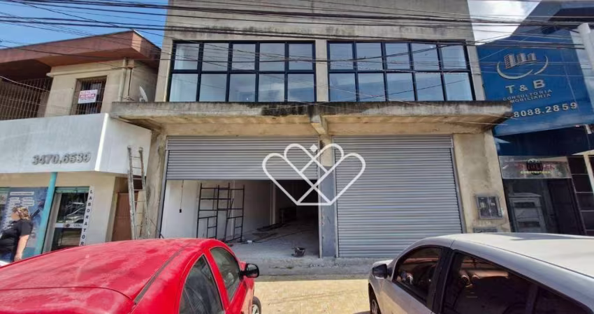 Prédio comercial com amplo espaço e 4 banheiros: ideal para seu negócio