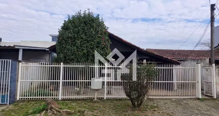Casa com pátio amplo e garagem para alugar no bairro santa cruz