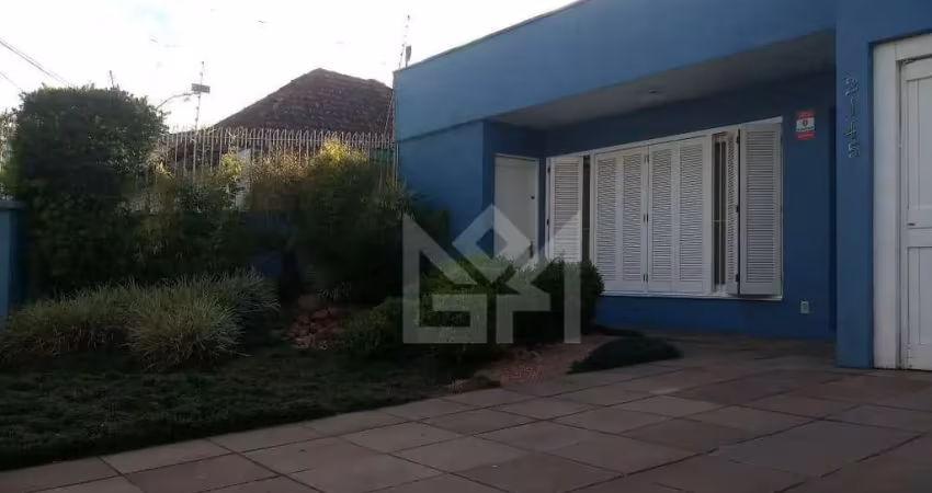 Casa ampla com quintal e 3 dormitórios para alugar no bairro chácara das pedras