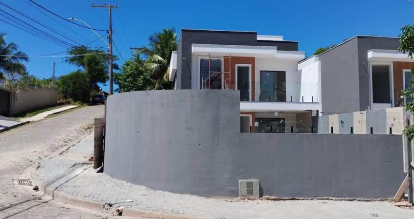 Casa para Venda em Rio das Ostras, Colinas, 4 dormitórios, 1 suíte, 3 banheiros, 1 vaga