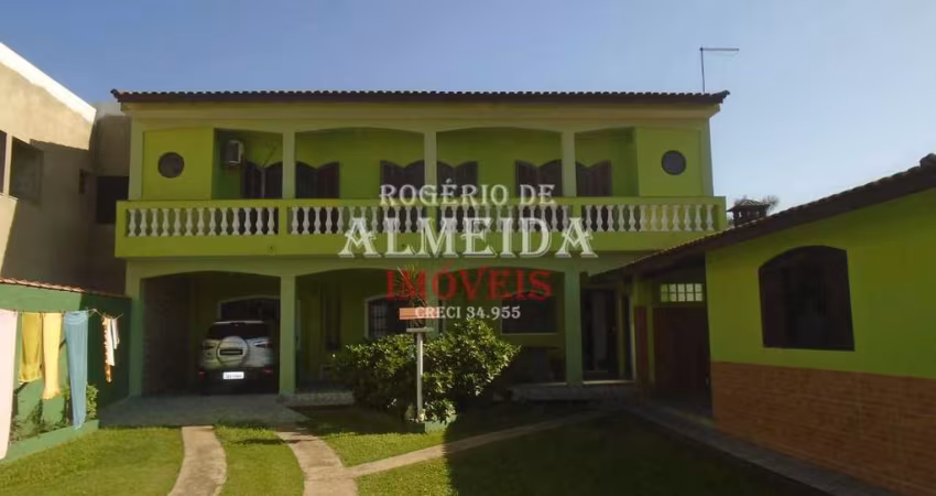 Casa com 3 dormitórios pé na areia.