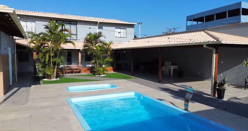 Casa 1 quadra do mar 4 quartos, 2 suítes em balneário carapebus