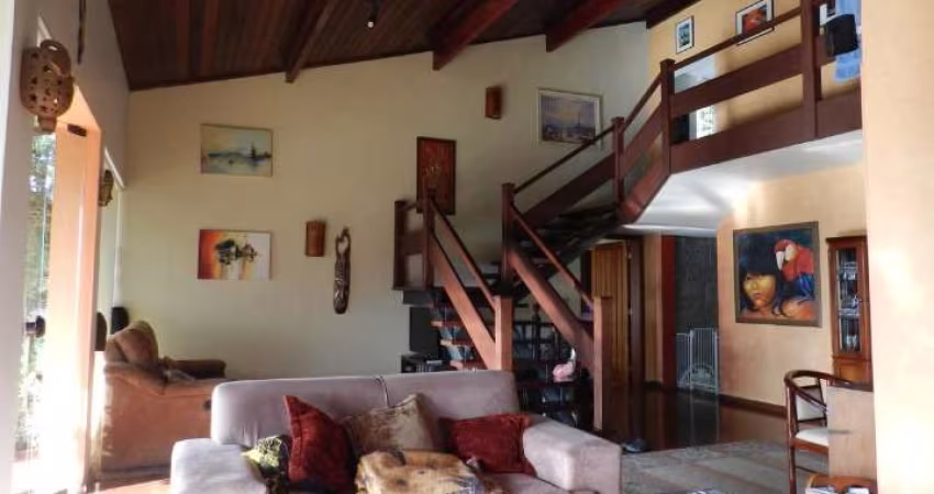 Chácara em Jundiaí, junto a serra do Japi, com piscina, poço artesiano e extensa área de mata nativa.