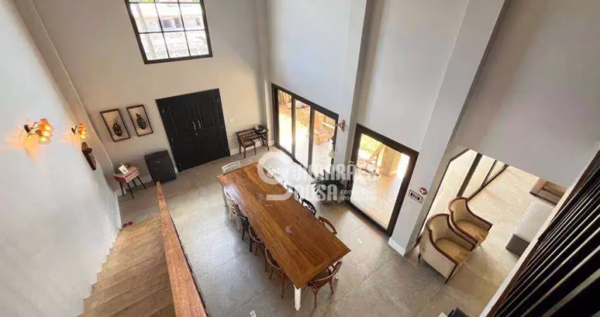 Casa Neoclássica em Valinhos - Próxima ao Colégio Porto Seguro, 3 Suítes e Acabamentos de Luxo