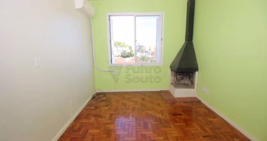 Apartamento 3 Dormitórios Reformado no Edifício Tiradentes - Conforto e Praticidade no Coração de Pelotas