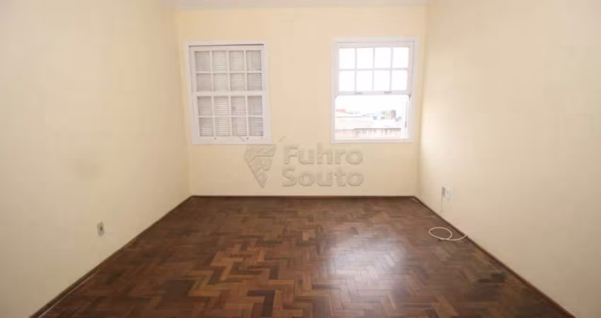 Amplo Apartamento com Três Dormitórios no Centro de Pelotas - Espaço e Conforto em Localização Privilegiada