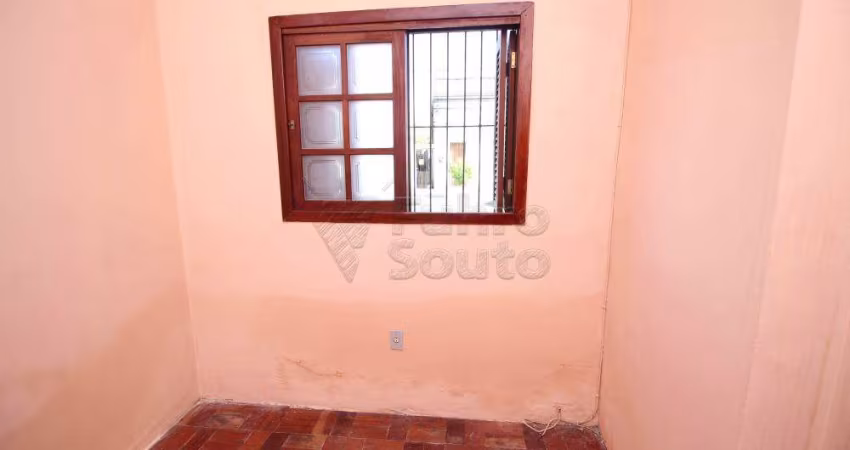 Casa com 03 quartos no centro .