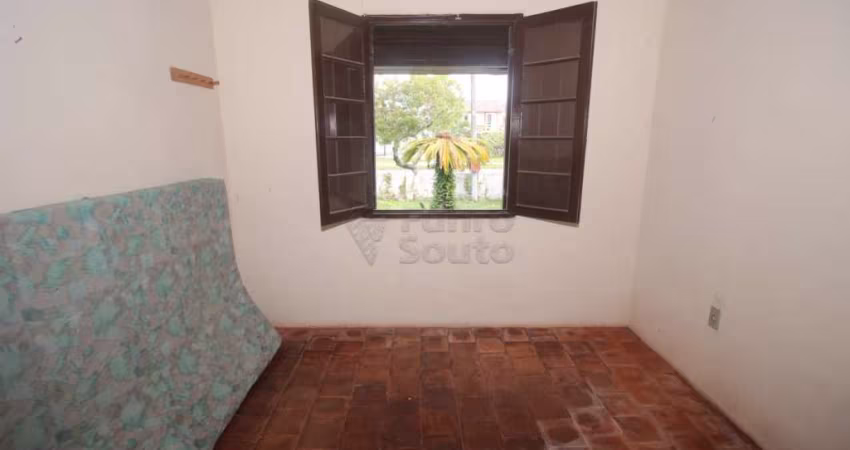 Casa com amplo pátio a duas quadras da orla do Laranjal