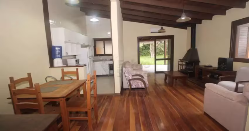 Casa mobiliada com suíte, lareira e pátio amplo no laranjal - conforto e tranquilidade perto da praia