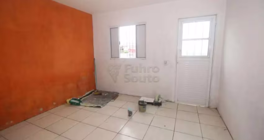 Encantadora casa com 2 dormitórios e amplo pátio no bairro três vendas