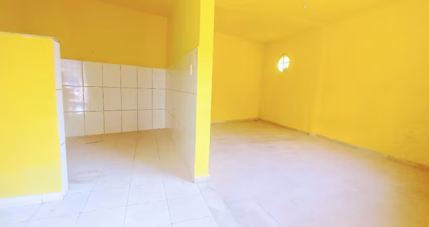 AMPLO TERRENO, PLANO, MURADO COM GALPÃO E 2 CASAS