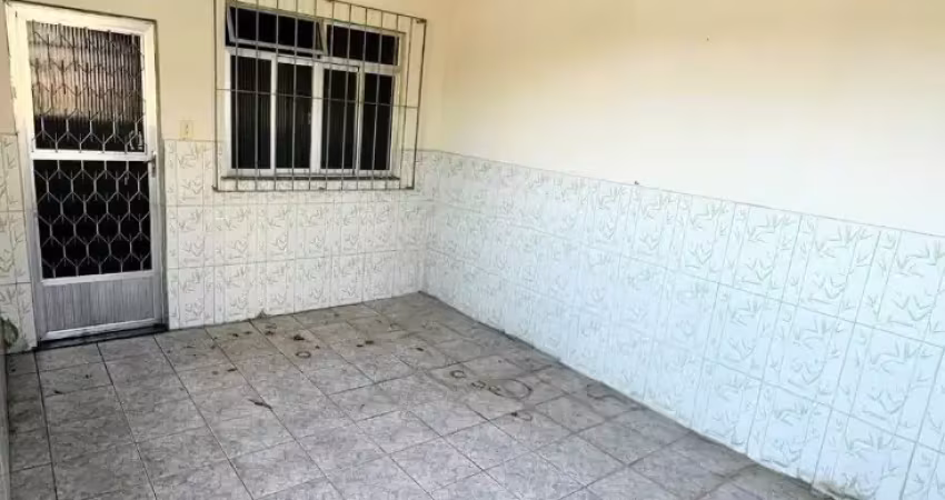 Casa com 2 quartos, garagem coberta, rua fechada em santíssimo rj