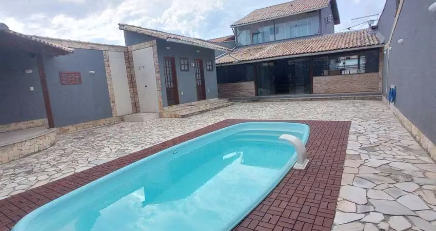 Maravilhosa casa 3 quartos (2 suítes) na quadra com piscina e churrasqueira no jd. atlântico oeste