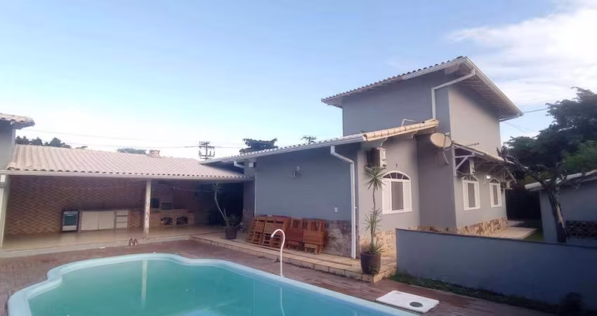 Maravilhosa Casa 3 Quartos (1 suíte) com piscina, churrasqueira e garagem 5 carros no Barroco prox. a praia