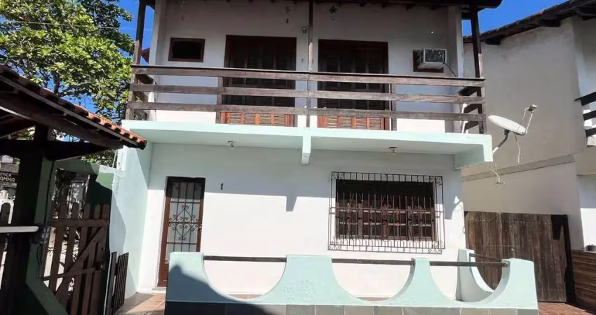Casa duplex em condomínio fechado com 3 quartos ao lado do centro comercial do jd. atlântico