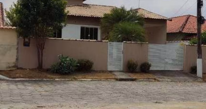 EXCELENTE CASA NO COND. BEVERLY HILLS