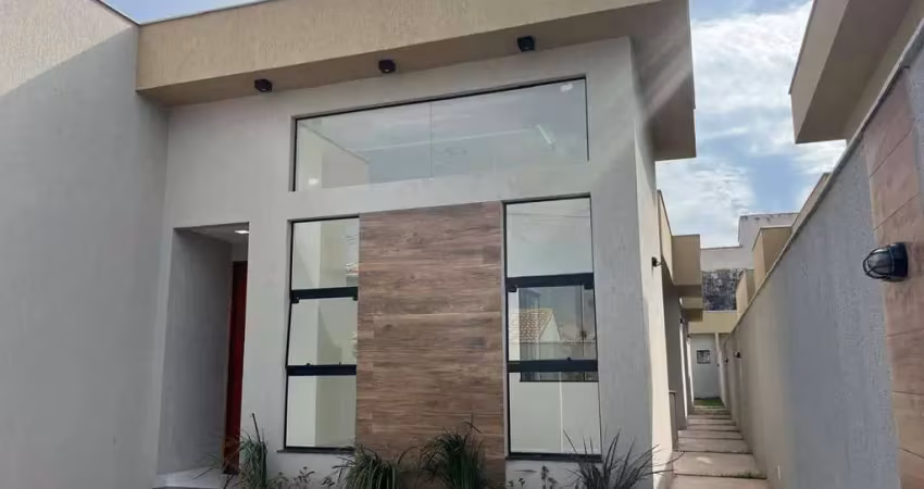 Excelente casa 3 quartos (1 suíte) estilo moderna com piscina e churrasqueira no jd. atlântico central