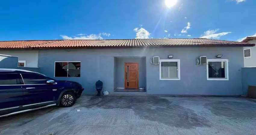 Excelente casa com 4 quartos (sendo 2 suítes) em condomínio fechado em itaipuaçu