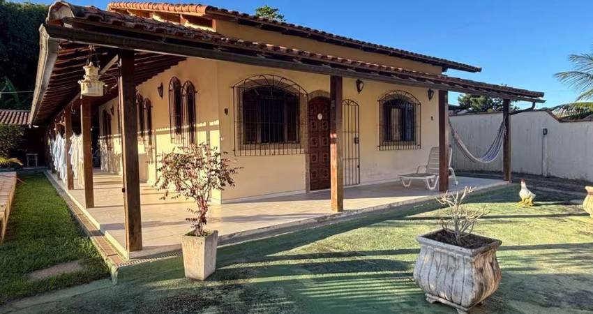 Excelente casa com 4 Quartos (sendo 2 suítes) com piscina e churrasqueira em terreno 600m² prox. a praia  no Jd. Atlântico Oeste