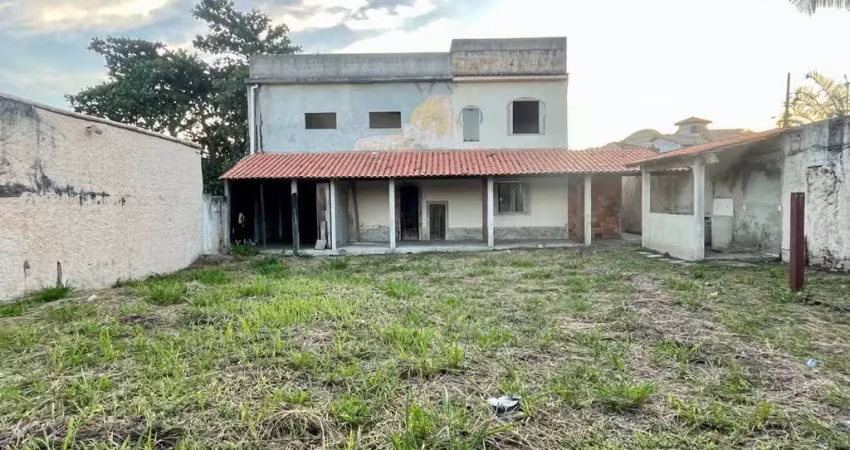 Casa duplex com 4 quartos em terreno de 600m² prox. praia no jd. atlântico oeste