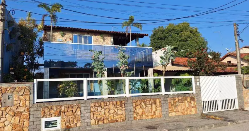 Casa com 4 quartos com piscina e churraqueira em condomínio fechado em itaipuaçu