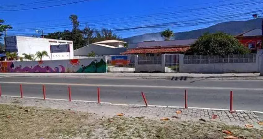Espaço com 6 salas e 3 banheiros para alugar por r$ 10.000/mês - itaipuaçu - maricá/rj com estacionamento amplo