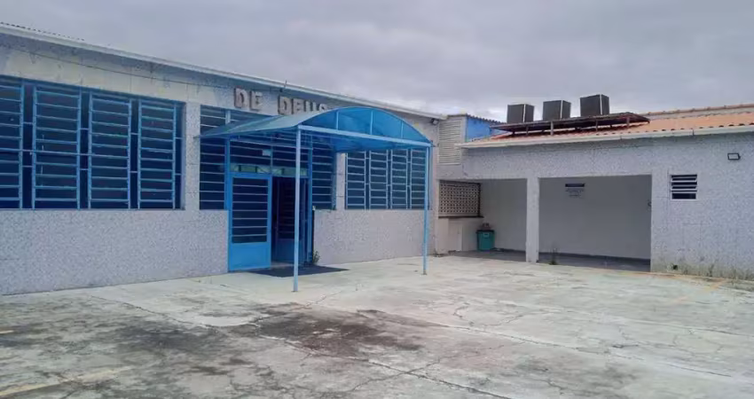 Excelente imóvel comercial com 326m, 2 salões, escritório e estacionamento.