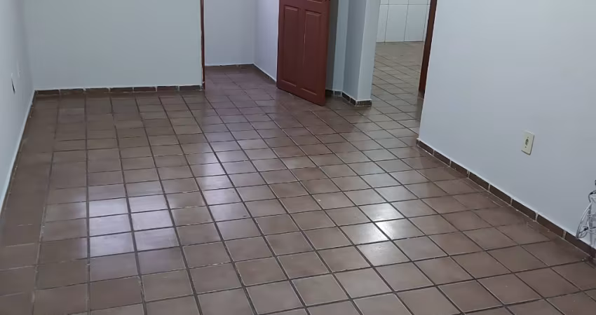 Apto bem localizado com 02 quartos