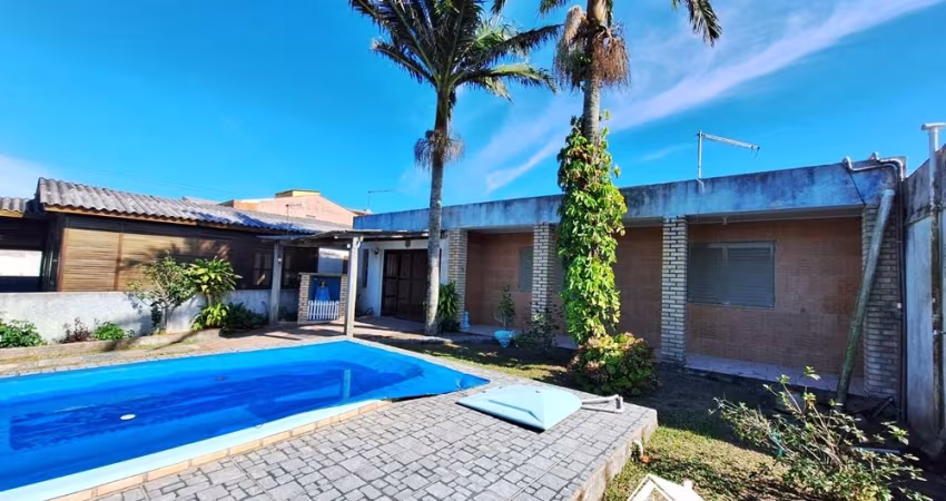 Casa com 4 Dormitórios, Suíte, Espaço Gourmet com Churrasqueira e Piscina na Praia de Cidreira/RS