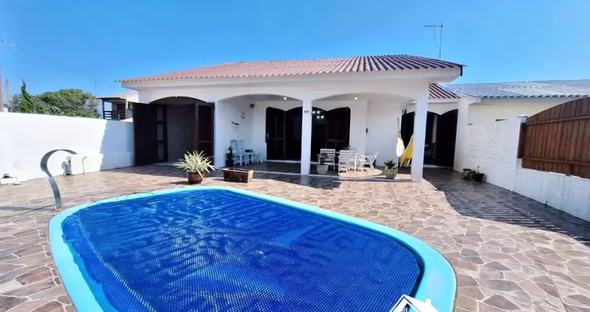 Belíssima residência com piscina no centro da praia de cidreira/rs