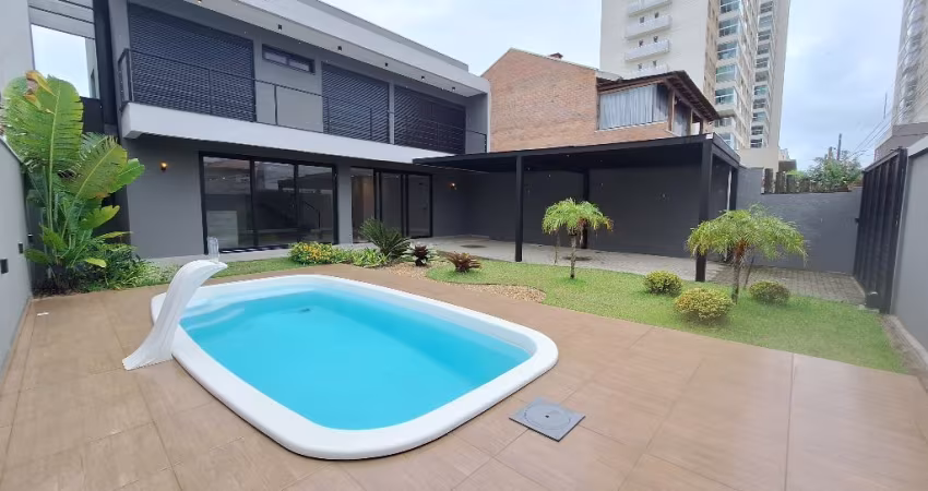 Casa Alto Padrão em Balneário Piçarras: 240m² de Conforto e Elegância!