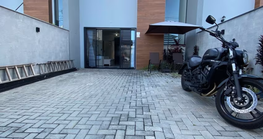 Sobrado mobiliado com piscina no centro de Balneário Piçarras!