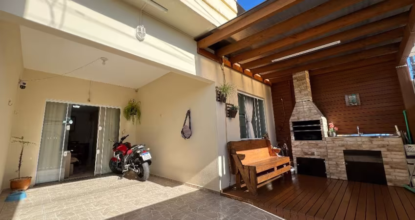 Geminado semi mobiliado com deck e churrasqueira! Conforto e lazer!