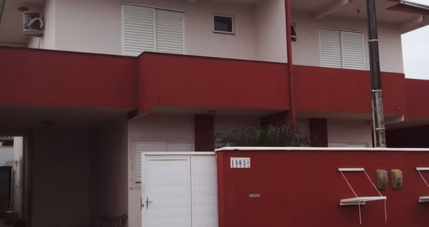 Sobrado mobiliado em Balneário Piçarras – 2 suítes e 130m²!