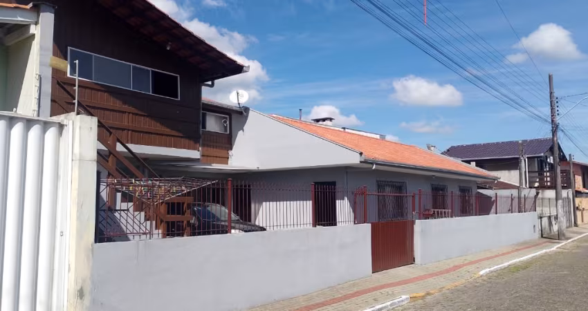 Conforto e espaço: casa com edícula e 2 suítes em Piçarras