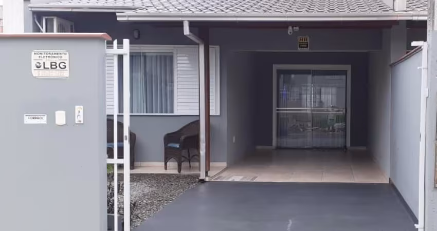 Casa semi mobiliada a poucos metros do mar em Piçarras