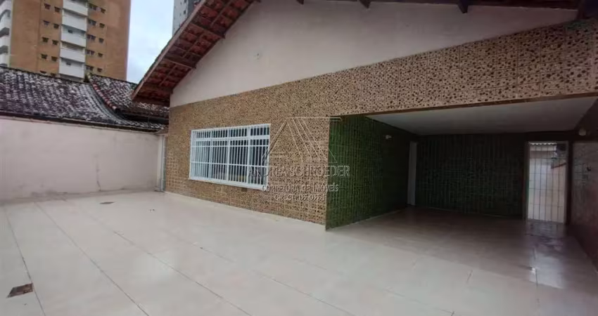 OPORTUNIDADE. CASA ISOLADA, 100M DA PRAIA, 3 DORM,4VGS, EDÍCULA C/ BANHEIRO.