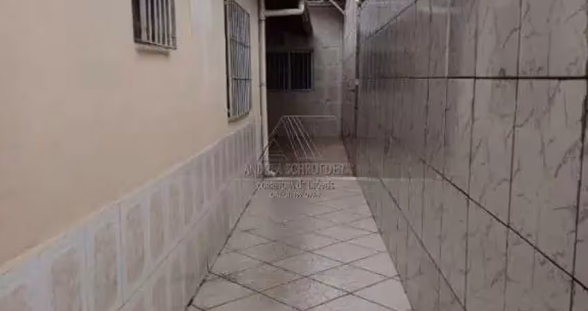 Para quem gosta de casa, veja este achado! Casa a 400mts. da praia possui 4 dorms, 3 suítes, com edícula nos fundos, portão automatizado, está a 4 quadras da praia, próxima do colégio Adventista e com