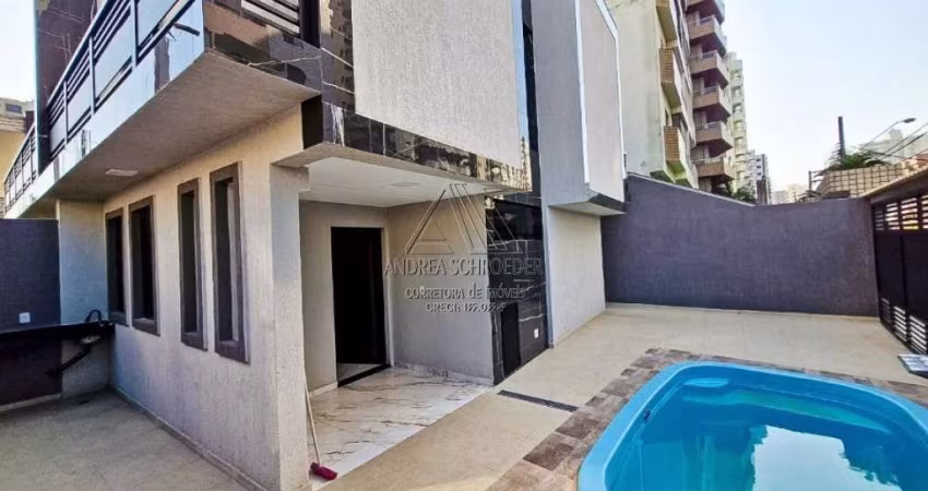 Sobrado geminado na Tupi, a 100 metros da praia, com todo comércio disposição, excelente localização. Imóvel possui 2 dormitórios, 2 banheiros, sendo 1 social e lavabo, sala para 2 ambientes, piscina 