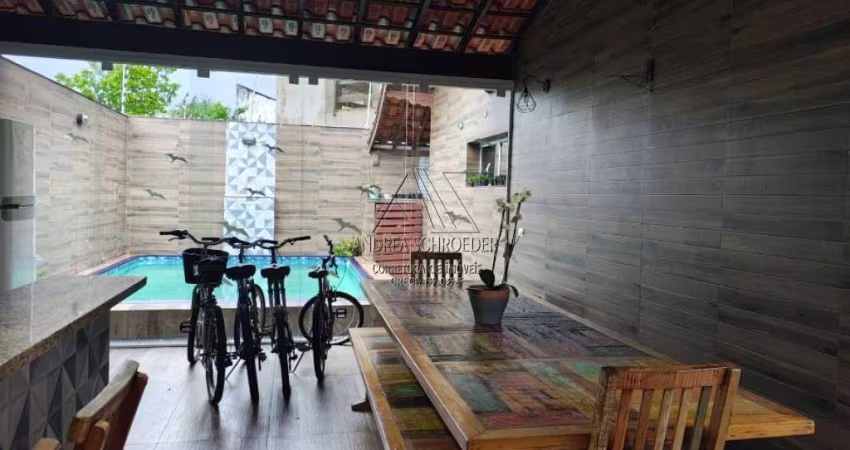 Requinte e sofisticação no mesmo lugar, casa com 4 dormitórios, sendo 4 suítes, vagas para até 4 automóveis, sala para 2 ambientes além de uma excelente área com piscina para diversão e lazer para a c