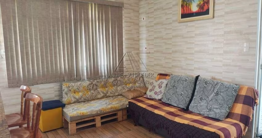Kit decorada, mobiliada, um mimo de imóvel! Com varanda exclusiva totalmente privativa, banheiro com box blindex, além de planejados na cozinha e armário do quarto. Localizada entre dois dos melhores 