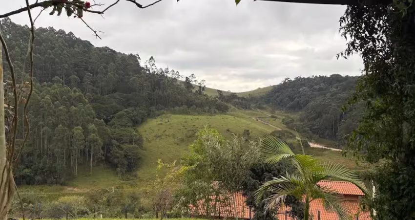 Linda casa com vista maravilhosa e privacidade pronta para morar