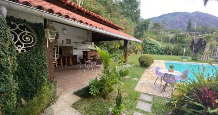 Sobrado para venda tem 568 metros quadrados com 6 quartos em Parque do Imbui - Teresópolis - RJ