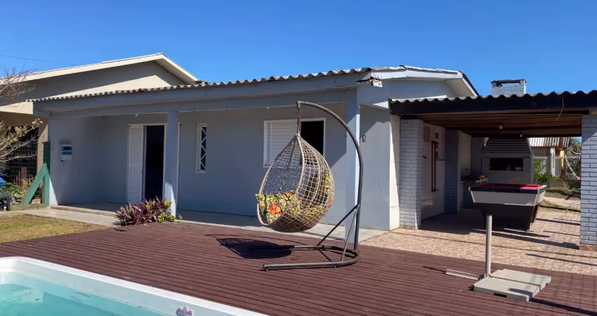 Linda casa em esquina  com piscina, e pertinho do mar.
