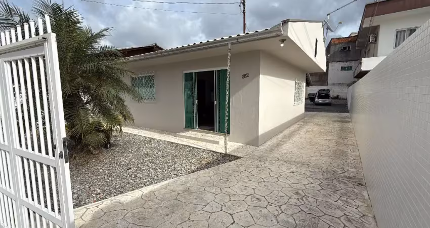 Casa semi mobiliada para locação anual no centro de camboriú