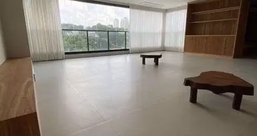 Espaçoso apartamento em prédio cobiçado na Cidade Jardim