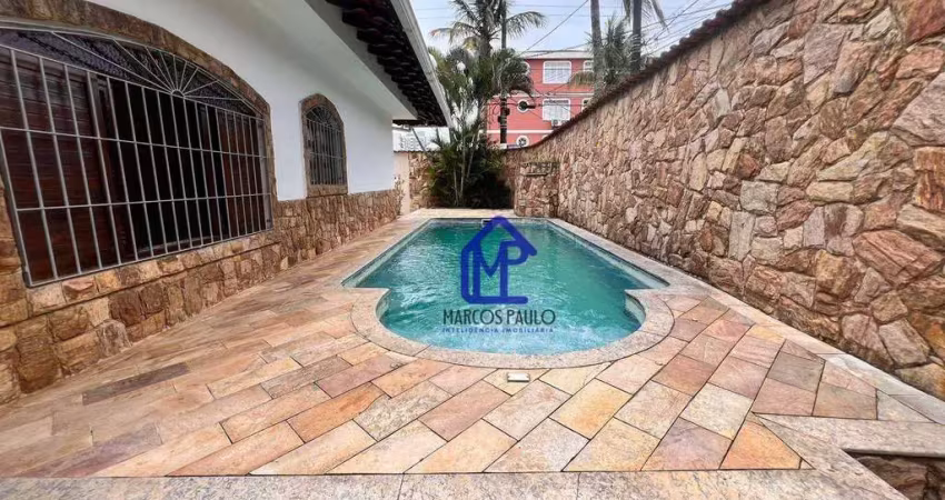Casa isolada com piscina e edícula a apenas 200 metros da praia