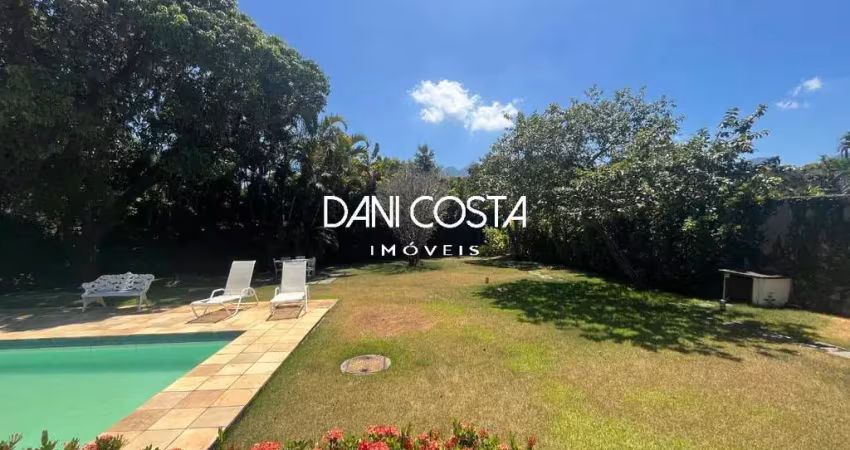 Casa no condomínio arouca, barra da tijuca, com 4 quartos, 2 suítes e 375m² de area construida em um terreno de 1300 m2